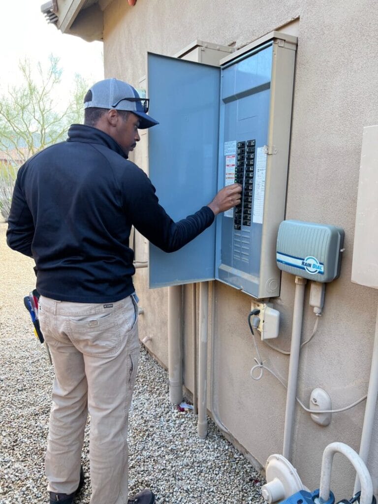 How to Become a Licensed Home Inspector in Arizona 1 Becoming a licensed home inspector in Arizona requires 30 real inspections under the supervision of a licensed home inspector.